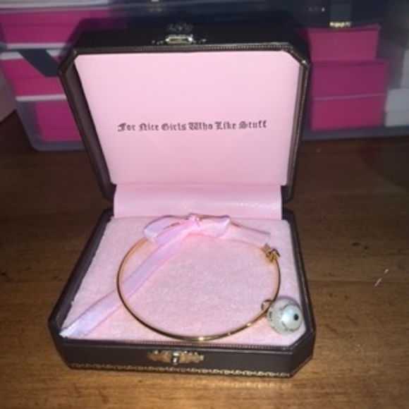 Retro Juicy Couture Pam & Gela White B-Pearl Bangle Bracelet - Picture 1 of 3